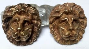Antiguidades: Dos cabezas de león de bronce fundido a la cera perdida embellecedores ornamento para muebles